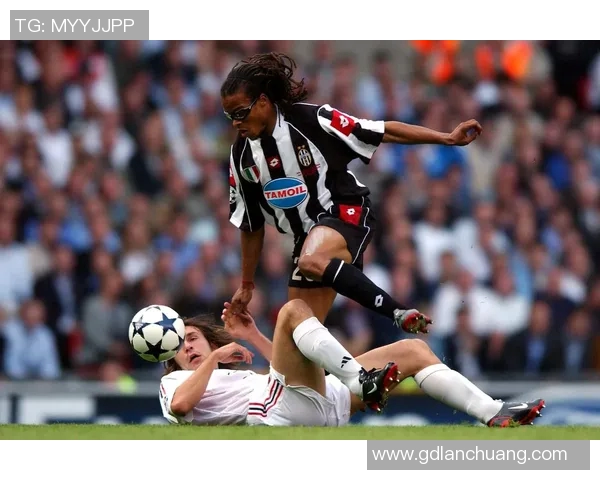 足球明星与女粉丝的甜蜜互动揭秘背后的故事与情感交流 足球明星与女粉丝的甜蜜互动揭秘背后的故事与情感交流