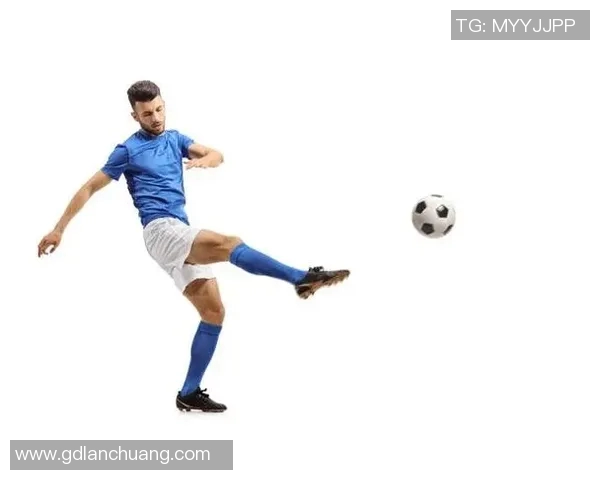 足球明星挑战极限用足球精准踢穿玻璃展现惊人技巧与力量