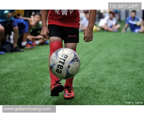 足球明星颠球花式大比拼展现技巧与创意的精彩瞬间