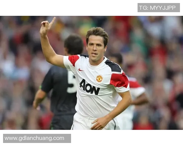 白色足球明星高清照片展现运动魅力与激情瞬间的完美结合