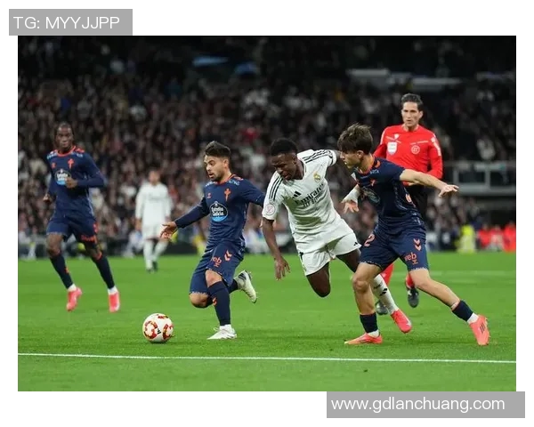 足球明星拉莫斯最新图集展示他的辉煌瞬间与场上风采