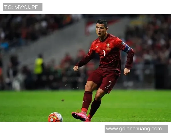 足球明星化身老年人展现人生智慧与幽默风采的精彩表演 足球明星化身老年人展现人生智慧与幽默风采的精彩表演