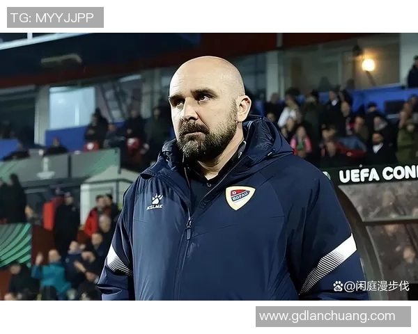 足球明星粉丝热情瞬间回顾展现偶像魅力与忠诚的精彩时刻 足球明星粉丝热情瞬间回顾展现偶像魅力与忠诚的精彩时刻