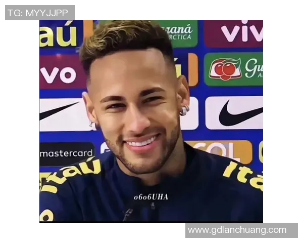 足球明星的手拿包时尚潮流新选择引领运动与生活的完美结合